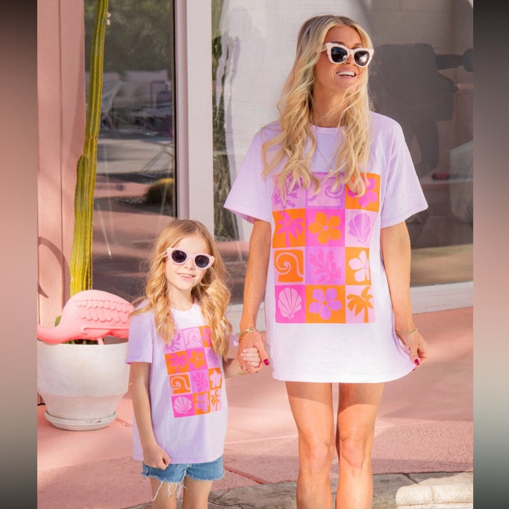 Show Me Your Mumu Little Travis Tee in Pink Daisy Graphic